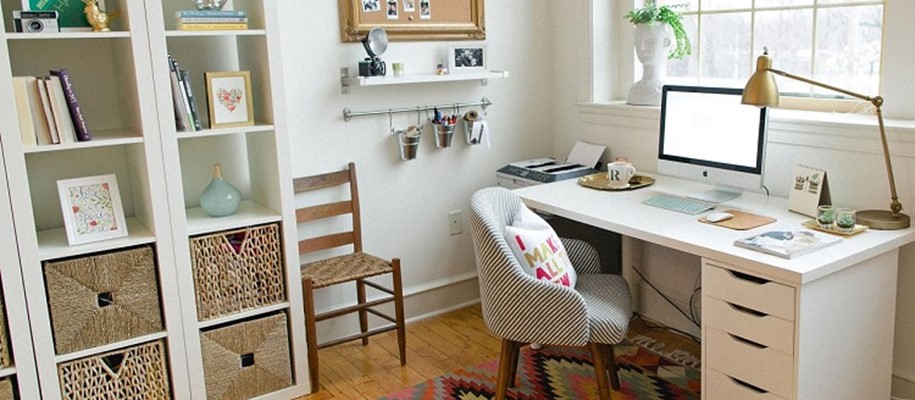 Featured image of post Decorate Your Office Desk : Your office desk is your work sanctuary.